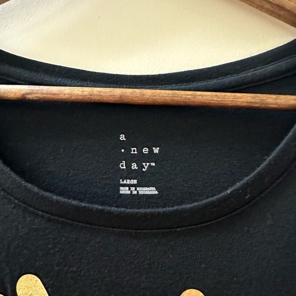 Cute Minnie Holiday Top - Picture 2 of 3